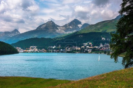 Téléchargez les photos : St. Moritz avec lac appelé St. Moritzsee et Alpes suisses en Engadin, Suisse - en image libre de droit