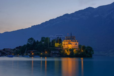 Foto de Península de Iseltwald y antiguo castillo en Suiza - Imagen libre de derechos