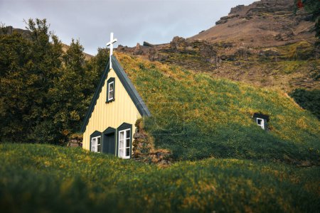 Foto de Iglesia del césped en el pueblo icelandés de Hof, Islandia - Imagen libre de derechos
