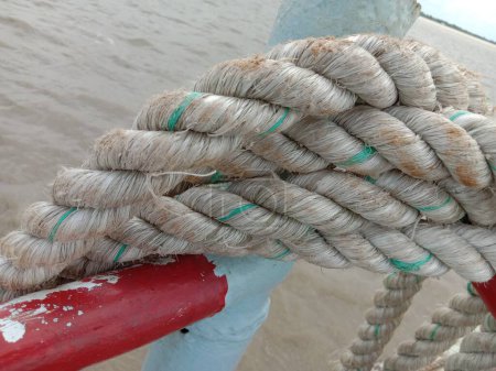 Foto de Cuerda de yute primer plano en el barco para la seguridad - Imagen libre de derechos