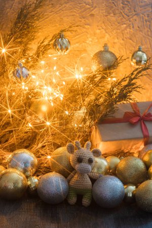 Foto de Composición navideña de año nuevo con caja de regalo, toro de juguete y decoración de guirnalda - Imagen libre de derechos