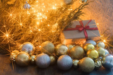 Téléchargez les photos : Composition de vacances du Nouvel An avec boîte cadeau et décor de guirlande. - en image libre de droit