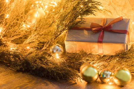 Téléchargez les photos : Composition de vacances du Nouvel An avec boîte cadeau et décor de guirlande. - en image libre de droit