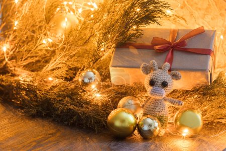 Téléchargez les photos : Composition de vacances du Nouvel An avec boîte cadeau, taureau jouet et décor de guirlande - en image libre de droit
