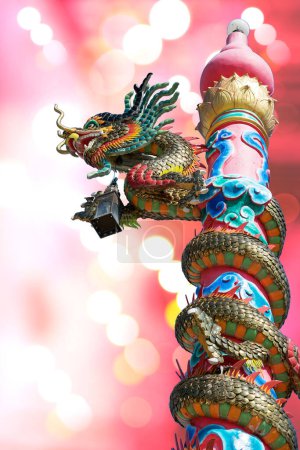 Foto de Hermosa estatua de dragón de cerca - Imagen libre de derechos