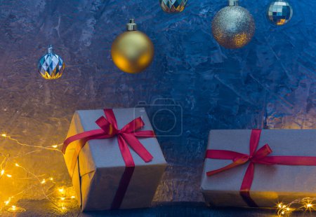 Foto de Composición navideña de año nuevo con caja de regalo y decoración de guirnalda - Imagen libre de derechos