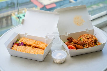 Téléchargez les photos : Boîtes en carton avec des aliments chauds à emporter. Livraison de nourriture - en image libre de droit