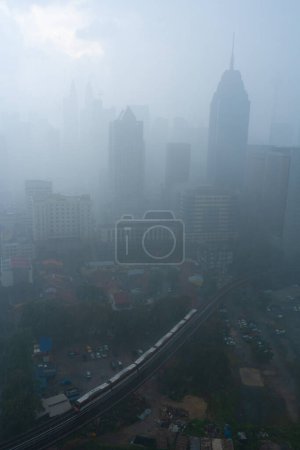 Foto de "Pesado paisaje de niebla del centro de Kuala Lumpur" - Imagen libre de derechos