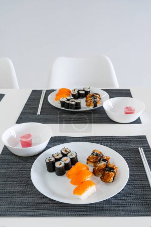 Foto de "Sushi fresco y rollos en un plato blanco. Almuerzo de sushi" - Imagen libre de derechos