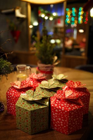 Foto de "las cajas con los regalos de Año Nuevo en la fiesta de Navidad" - Imagen libre de derechos