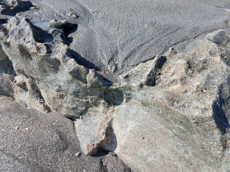 Foto de Roca erosionada o piedra y arena en la playa - Imagen libre de derechos