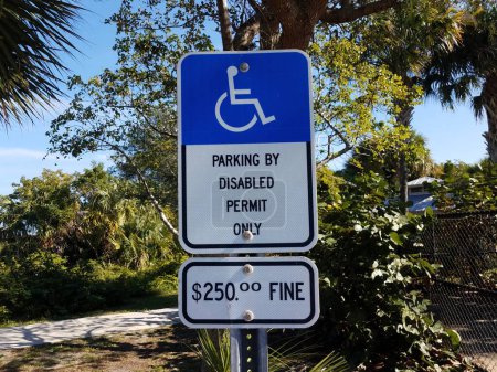 Téléchargez les photos : Parking par permis handicapés seulement signer avec amende - en image libre de droit