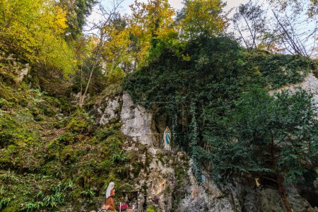 Téléchargez les photos : Saint Chemin de Croix à la Grotte de Lourdes un lieu de pèlerinage à la chapelle de la Liebfrauental - en image libre de droit