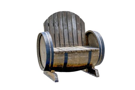 Téléchargez les photos : Chaise en bois faite de vieux tonneaux de vin isolé sur fond blanc - en image libre de droit