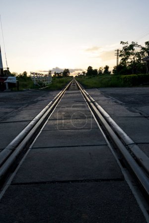 Téléchargez les photos : Chemin de fer pendant le coucher du soleil dans la ville - en image libre de droit