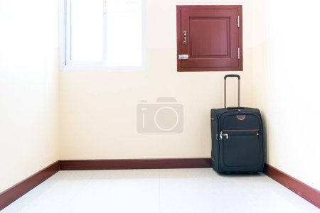 Foto de Carro de equipaje fue colocado en la esquina de la habitación
. - Imagen libre de derechos