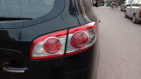 Téléchargez les photos : Lumière arrière de voiture de couleur noire - en image libre de droit