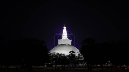 Téléchargez les photos : "Ruwanwelisaya maha stupa nuit photo, Anuradhapura Sri Lanka" - en image libre de droit