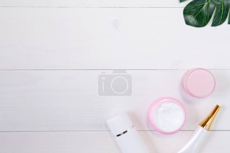 Téléchargez les photos : Vue du dessus des produits cosmétiques et de soins de la peau sur table en bois blanc - en image libre de droit