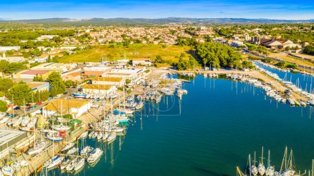 Téléchargez les photos : Vue aérienne de la petite marina de Balaruc-les-Bains à Hrault en Occitanie. - en image libre de droit