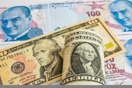 Téléchargez les photos : Billets en dollar des États-Unis et lire turque - en image libre de droit