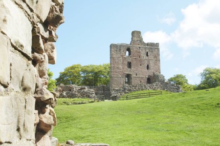 Foto de Torre del castillo de Norham, lugar de viaje en el fondo - Imagen libre de derechos