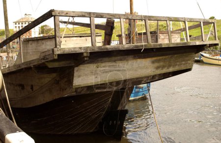 Téléchargez les photos : Vieux déchets chinois en bois dans le port d'Eyemouth, Écosse - en image libre de droit