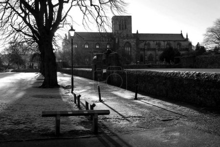 Téléchargez les photos : Promenade au bord de la rivière et église Haddington en hiver matin - en image libre de droit