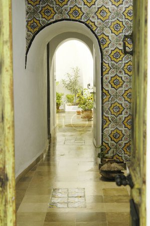 Foto de Callejón y patio tunecino, lugar de viaje en el fondo - Imagen libre de derechos