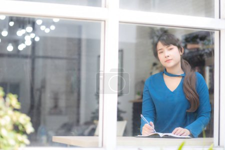 Foto de Hermoso retrato joven asiática mujer escritor escritura en notebook - Imagen libre de derechos