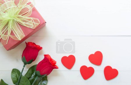 Téléchargez les photos : "Cadeau cadeau avec fleur de rose rouge et boîte cadeau avec ruban papillon a
" - en image libre de droit