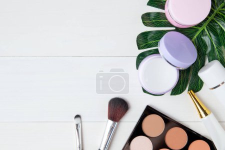 Téléchargez les photos : "maquillage cosmétique et soin de la peau produit et feuilles sur bois blanc t
" - en image libre de droit