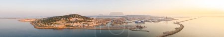 Téléchargez les photos : Panorama aérien de la ville de Ste et du port, au lever du soleil, dans le département du Hrault en Occitanie, France - en image libre de droit