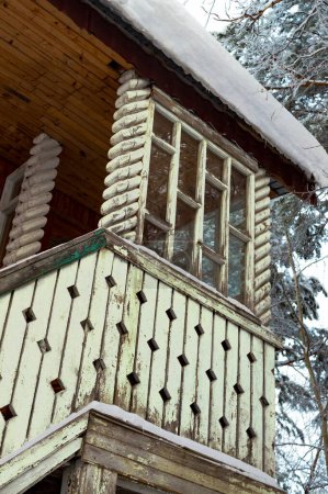 Téléchargez les photos : Porche avec entrée au deuxième étage de la maison en bois. - en image libre de droit