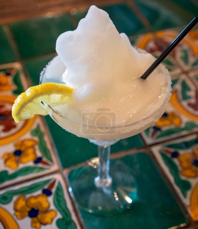 Téléchargez les photos : "Cocktail Marguerite glacée à la paille et au citron" - en image libre de droit