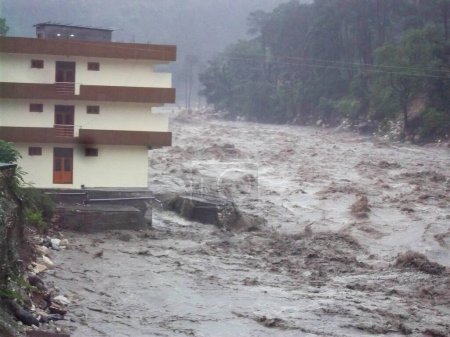 Téléchargez les photos : "Inondation catastrophique dans le Gange Inde. " - en image libre de droit