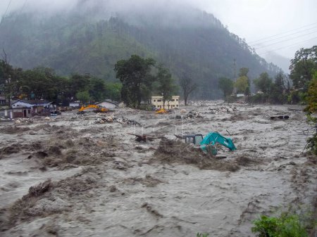 Téléchargez les photos : "Tsunami himalayen ou inondation dans le Gange Inde. " - en image libre de droit
