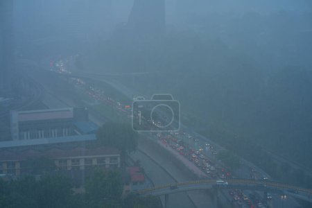 Téléchargez les photos : "Brouillard épais paysage de Kuala Lumpur centre-ville" - en image libre de droit