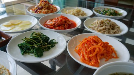 Foto de "Conjunto de alimentos tradicionales coreanos en la mesa" - Imagen libre de derechos