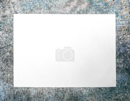 Téléchargez les photos : Livre blanc sur le fond de ciment. - en image libre de droit
