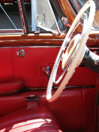 Téléchargez les photos : Vue intérieure d'une voiture antique - en image libre de droit