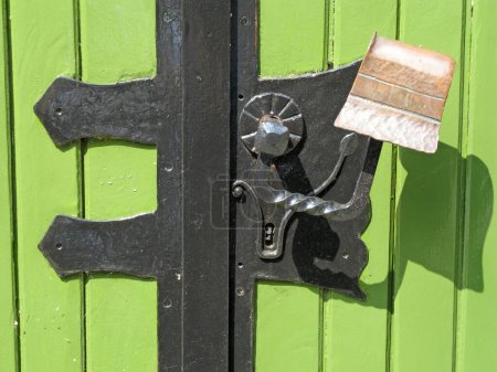 Téléchargez les photos : Porte verte avec poignée - en image libre de droit