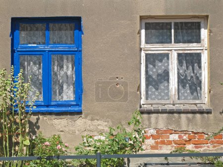 Foto de "Ventanas azul blanco del edificio viejo - Imagen libre de derechos