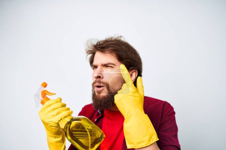 Foto de "hombre emocional con guantes de goma detergente tarea estilo de vida profesional" - Imagen libre de derechos