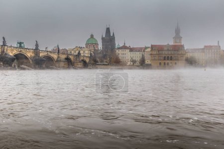 Téléchargez les photos : "Brouillard sur la rivière Vltava près du pont Charles" - en image libre de droit
