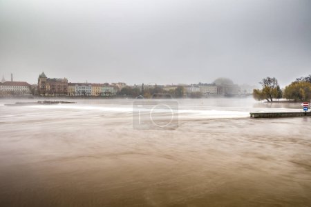Téléchargez les photos : "Brouillard sur la rivière Vltava près du pont Charles" - en image libre de droit