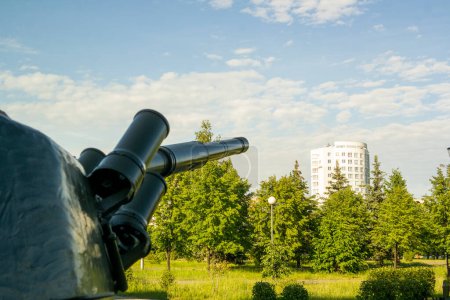 Photo for Tank gun pointed at residential high-rise building - Royalty Free Image