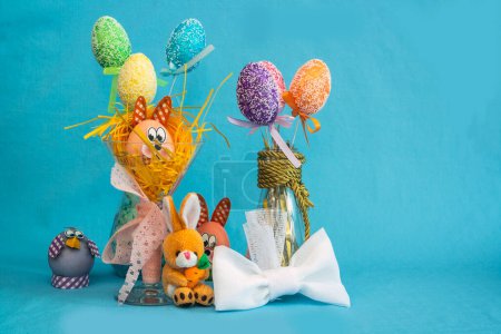 Téléchargez les photos : Composition de Pâques avec œufs sur fond bleu - en image libre de droit