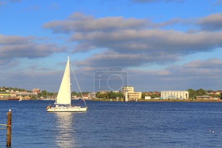 Téléchargez les photos : "View on the baltic sea at the port of Kiel with some boats and s" - en image libre de droit