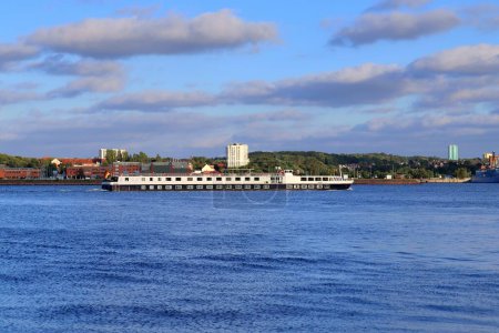 Téléchargez les photos : "View on the baltic sea at the port of Kiel with some boats and s" - en image libre de droit